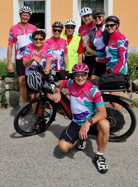 vlnr. Josef Wieser, Marianne Tod, Johanna Wieser, Monika Zulehner, Günther Feldhofer, Gertrud Gujon und Marianne Loibl
vorne: Obmann Hermann Tod