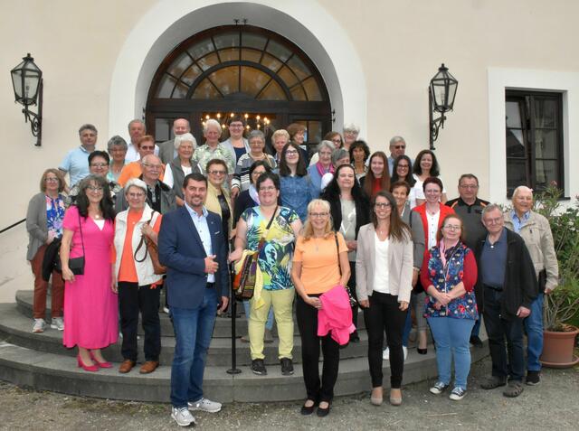 1. Reihe: Anita Talamas-Engel, Monika Höbarth, Rainer Hirschmann, Christine Hendl, Christa Hammerschmied, Claudia Wimmer, Edith Hofmann, Johannes Lauter.
2. Reihe: Margit Mathes-Wachter, Carola Wögerer, Ferdinand Gutlederer, Elfriede Piringer, Gertrude Binder, Bettina Wally, Isabella Pitsch, Gertrude Dangl, Karin Hölzl, Johann Winkler, Herbert Ecker
3. Reihe: Andreas Talamas, Anni Weber, Anita Schützner, Helga Schäfer, Annemarie Zahrl, Rosa Pollak, Elisabeth Handlhofer, Susanna Glück, Selina Süß, Jasmin Hlinka, Claudia Steiner
4. Reihe: Gerhard Wachter, Josef Kuttelwascher, Maria Rauscher, Sabine Wanko, Wilma Schwanda, Gertraud Schestag, Libuse Coufalova, Wanko Christa, Rudolf Steiner

 | Foto: PBZ Waidhofen