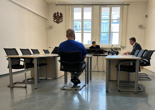 Der Mann, welcher unzählige Wände in Oberösterreich mit bibelnahen Texten und Sprüchen über den Propheten Mohammed sowie Homosexuellen beschmierte, stand in Wels vor Gericht. | Foto: BRS