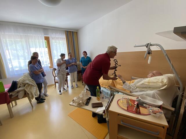 Alois Schild übergibt dem Theo Peer die Banderole. Im Hintergrund unser Publikum für die kleine Feier. | Foto: Herbert Waltl
