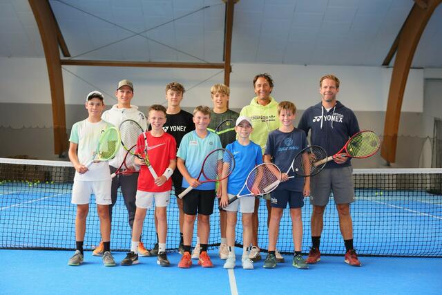 Wolfgang Thiem (3. v. r.), Stefan Rettl, Matthias Schuck (r.) mit den jungen Tennisspielern. | Foto: Stadt Bruck/Meieregger