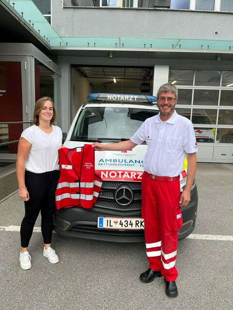 Dr. Stefanie Baldauf erhält von Bezirksausbildungsreferent Walter Strigl die neue Weste „Arzt bzw. Ärztin in Ausbildung“. | Foto: © Rotes Kreuz Telfs