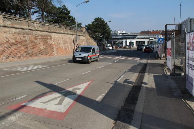 Einige Benutzerinnen und Benutzer beklagen zu viel Lärm in der Kaiser-Ebersdorfer Straße. | Foto: Alfred Krenek