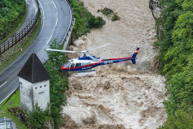 Der Polizeihubschrauber im Vellachtal. | Foto: Flugpolizei – Flugeinsatzstelle Klagenfurt