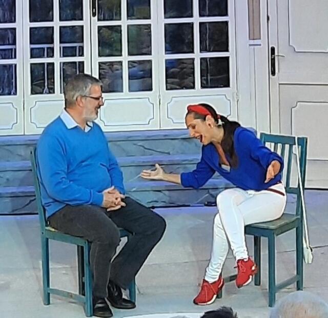 Pfarrer Christian Brost wurde von Caroline Athanasiadis kurzer Hand zum Mitspielen auserkoren. | Foto: Lions Club Kreuzenstein