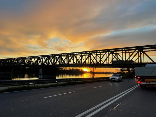 Sonnenuntergang bei der Donaubrücke Mauthausen | Foto: Michael Losbichler