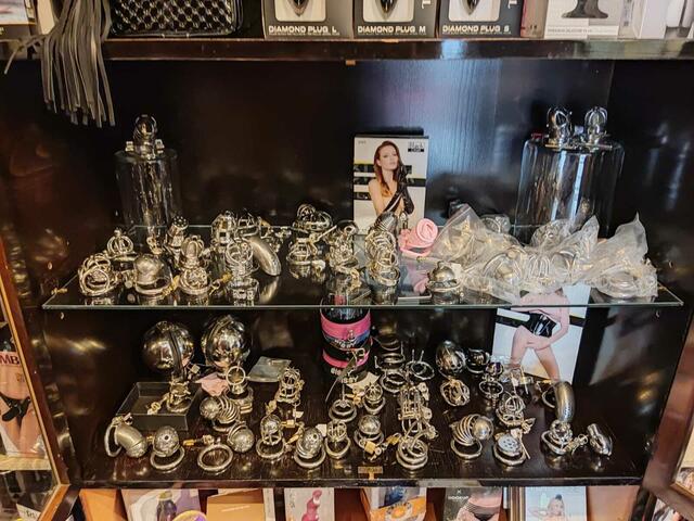 Vor allem auf ein Thema hat er sich spezialisiert: männliche Keuschheit. Bei dieser BDSM-Praktik wird das Geschlechtsorgan des Mannes in einen Käfig gesperrt, der Geschlechtsverkehr unmöglich macht. Auf mehreren Regalfächern tummeln sich zahlreiche Peniskäfige in unterschiedlichen Formen und Größen.