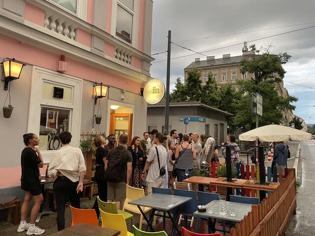 Bei der Ein-Jahr-Feier war das Café IIN nicht nur drinnen gut gefüllt. Die Stammgäste fühlten sich auch vor dem Lokal wohl. | Foto: Amir.Ghorbani
