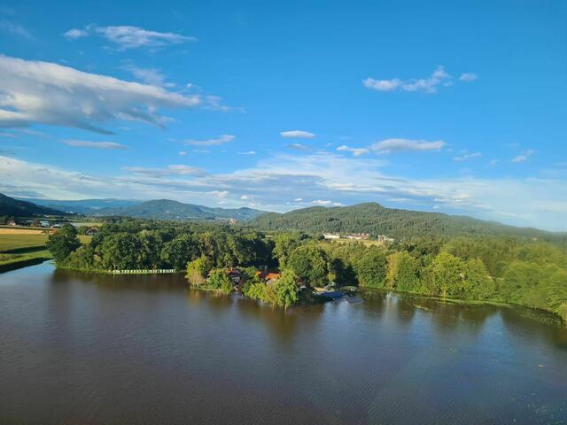 Es wirkt wie ein idyllisches Bild, bis auf das wo hier das Wasser zu sehen ist normalerweise Wiesenlandschaft ist. Ohne Wasser. Der neu entstandene "See" war so groß wie sieben Fußballfelder und teils zwei Meter tief.  | Foto: Feuerwehr Klagenfurt