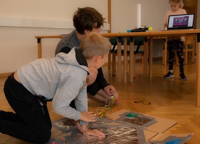 Unter der Anleitung junger Trainerinnen und Trainer konnten die Kinder selbst einfache Versuche durchführen. | Foto: Foto Steinfisch