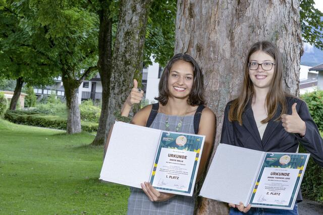 Die beiden Erstplatzierten bei der Preisübergabe in Innsbruck: (von links) Sanya Malik, Sarah Theresa Lenz.  | Foto: Spar