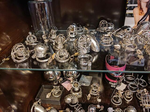 Vor allem auf ein Thema hat er sich spezialisiert: männliche Keuschheit. Bei dieser BDSM-Praktik wird das Geschlechtsorgan des Mannes in einen Käfig gesperrt, der Geschlechtsverkehr unmöglich macht. Auf mehreren Regalfächern tummeln sich zahlreiche Peniskäfige in unterschiedlichen Formen und Größen.