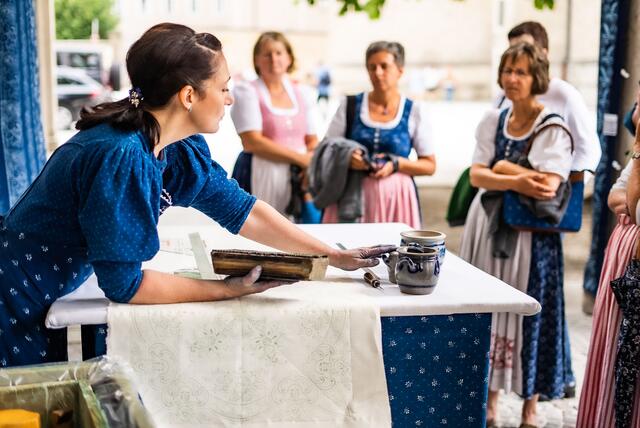 Swetlana Becker von der Firma "Die Blaudruckerin" führte ihr Handwerk , den Blaudruck dem Publikum vor. Blaue Hände gehören dabei zum Berufsbild. | Foto: Salzburger Heimatwerk