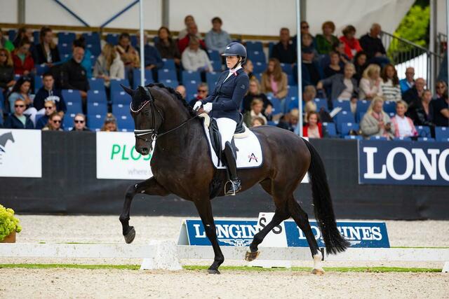 Kerstin Kronaus auf Rappstute Allegra | Foto: digishots