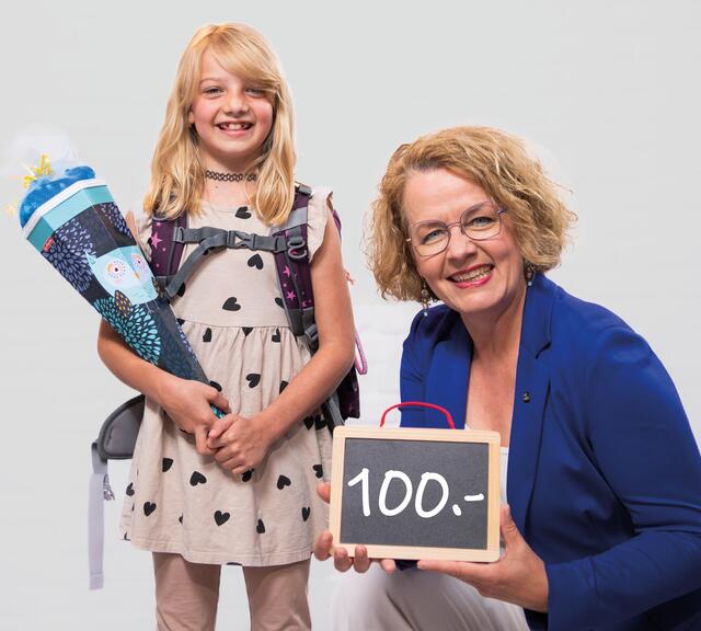 Das blau-gelbe Schulstartgeld 2023/24 kann bis 2. Februar beantragt werden. | Foto: Daniela Matejschek 