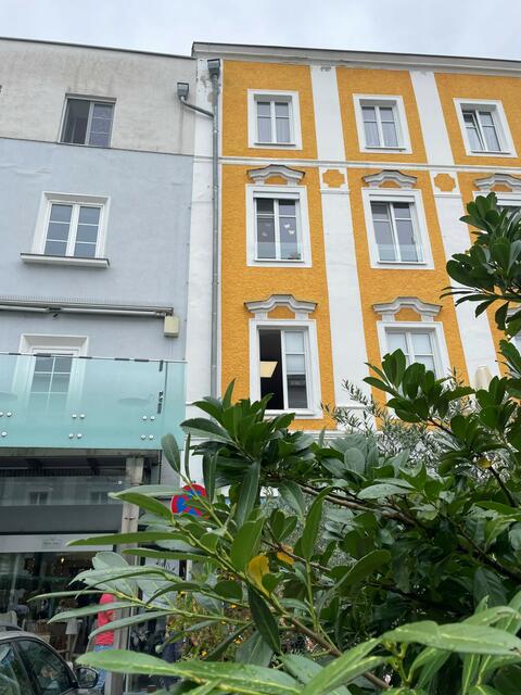 Am Stadtplatz 15 bis 17 in Vöcklabruck soll ein "Kleinstadtbiotop" entstehen.  | Foto: Kleinstadtbiotop