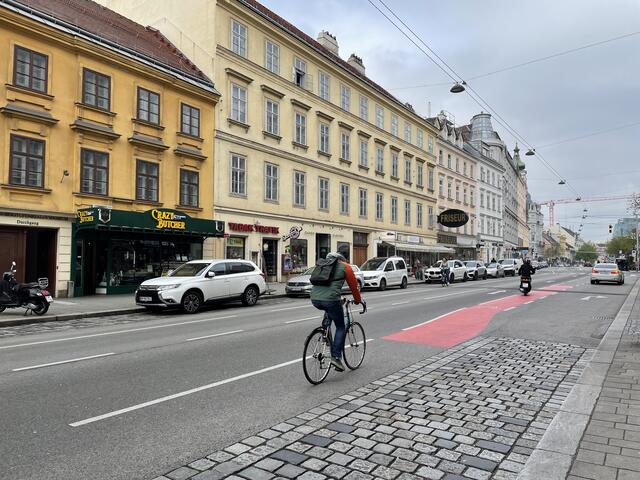 An neuen Ampeln können Radlerinnen und Radler bei Rot geradeaus fahren oder rechts abbiegen. | Foto: Hannah Maier