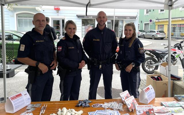 Informierten beim Stand am Wochenmarkt (von links): Chefinspektor Rudolf Stiff, Bezirksinspektorin Christina Perchtold, Revierinspektor Christian Grießer und Inspektorin Lea Egger | Foto: RegionalMedien