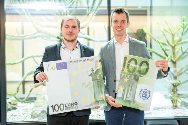 Christian Wipfler (Landesvorsitzender Junge Wirtschaft) und Dominik Santner (Vorsitzender Junge Industrie) fordern eine Senkung der hohen Steuern- und Abgabenlast: „Es kann nicht sein, dass wir bis 15. August nur für den Staat arbeiten.“ | Foto: Fischer