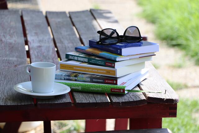 Die Redaktion der REGIONALMEDIEN KUFSTEIN hat sich sechs Bücher aus dem und rund um das Tiroler Unterinntal angesehen, die als Sommerlektüre interessant sein könnten.  | Foto: Barbara Fluckinger