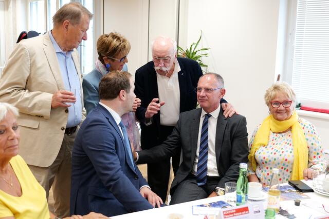 Döblings Bezirksvorsteher Daniel Resch (ÖVP, l.) und Minister Karner klärten die Versammelten über die Betrugsmaschen auf. | Foto: Max Spitzauer