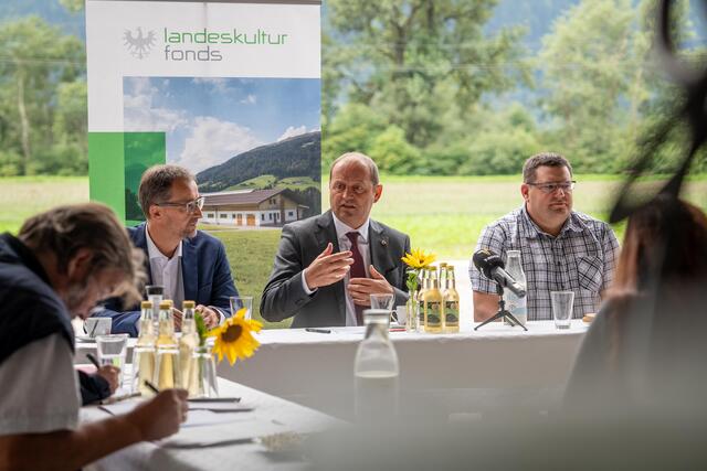 Pressekonferenz beim Kapfererhof in Zirl mit (v.li.) Thomas Danzl, Geschäftsführer Landeskulturfonds, Landwirtschaftsreferent LHStv Josef Geisler und Georg Kapferer. | Foto: © Land Tirol/Christanell