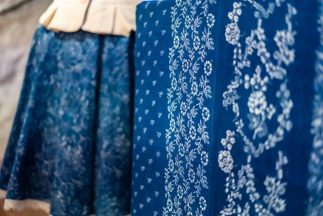 Der Farbstoff der Indigopflanze erzeugt dieses intensive Blau, dass gerne für Trachten verwendet wird.  | Foto: Salzburger Heimatwerk