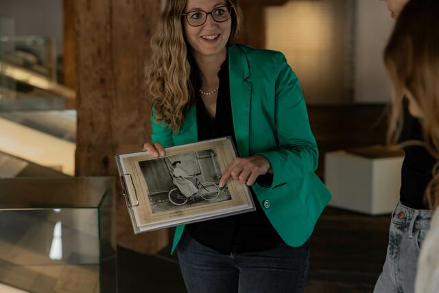 Eine Kulturvermittlerin macht Steyrer Stadtgeschichte lebendig.
  | Foto: Helena Wimmer