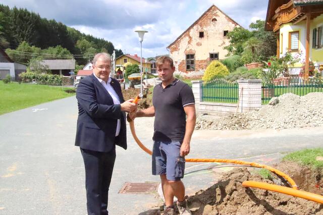 Der Ausbau des Glasfasernetzes, das seit Juli in Neustift bei Güssing verlegt wird, soll bis Ende September abgeschlossen sein, erklärt Bürgermeister Franz Kazinota (links). | Foto: Martin Wurglits