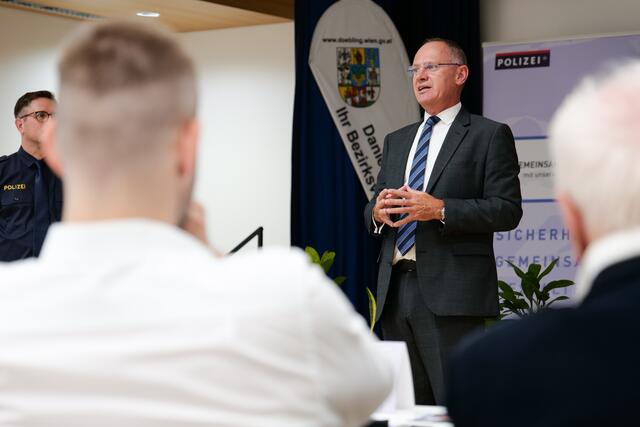 Innenminister Gerhard Karner (ÖVP) erklärt die Gefahr der verschiedenen Betrugsformen vor versammelter Menge. | Foto: Max Spitzauer