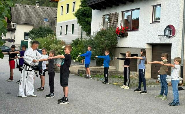Auf der Straße findet das erste Training statt. | Foto: Brian Matthews