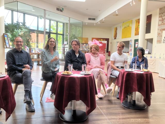 von links: Franz Schiefer, Nicole Gerfertz-Schiefer (moderierte die Pressekonferenz), Regisseur Anselm Lipgens, Eva Weissenböck (Frau von Blumenblatt), Leopold Dallinger (Weinberl) und Enisa Meindl (spielt als Frau den jungen Christopherl, der eine Frau spielt)