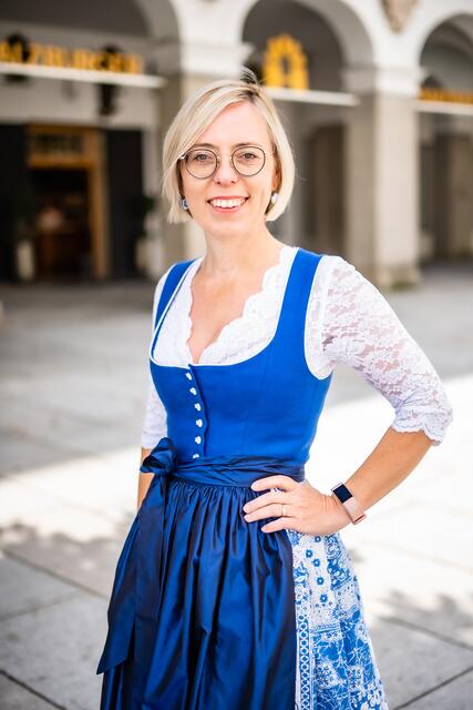Hildegund Schirlbauer, Geschäftsführerin vom Heimatwerk Salzburg, gibt einen Einblick in dieses alte Handwerk. | Foto: Salzburger Heimatwerk