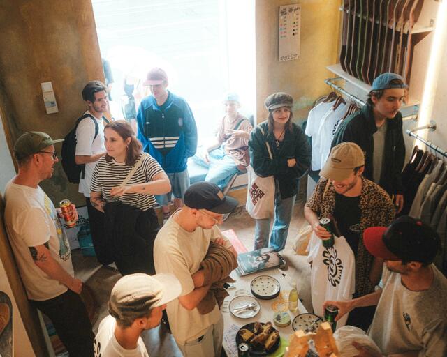 Mit dem 90er-Jahre-Vibe kommt der neue Skateshop nicht nur als Fachgeschäft, sondern auch als Social-Club daher. | Foto: Markus Wohlkönig