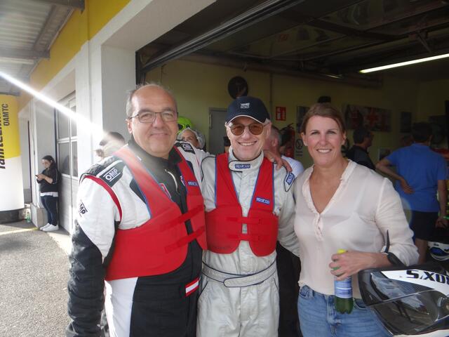 Sportmanager Richard Dvorak (l.) mit Festspieldirektor Dietmar Posteiner und der Geschäftsführerin der der Kultur-Betriebe Burgenland Barbara Weißeisen-Halwax.