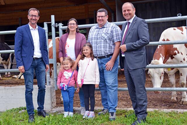 LHStv Josef Geisler (1.v.re.) und Thomas Danzl, Geschäftsführer vom Landeskulturfonds (1.v.li.) mit Georg und Manuela Kapferer sowie den zwei Töchtern Franziska (rechts) und Michaela. Mithilfe des Landeskulturfonds war es Familie Kapferer möglich, zahlreiche Investitionen vorzunehmen. | Foto: © Land Tirol/Sax