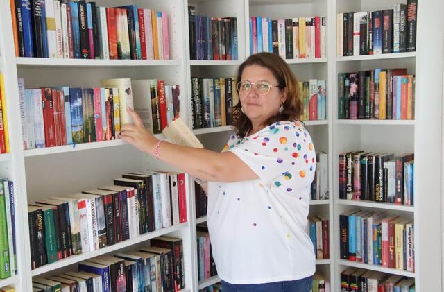 Amtfrau Melanie Kroboth betreut die Gratis-Bücherecke im Gemeindeamt.