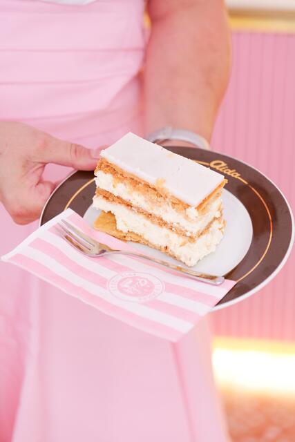 Besonderer Beliebtheit erfreut sich seit jeher die Cremeschnitte. Hier werden auch die Tickets versteckt sein, mit denen man allerlei Preise gewinnen kann. | Foto: M. Spitzauer