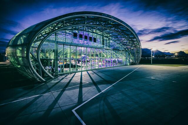 Die Form des Hangars stellt den Querschnitt eines Flügels dar. | Foto: Hangar-7/Neumayr/Leopold