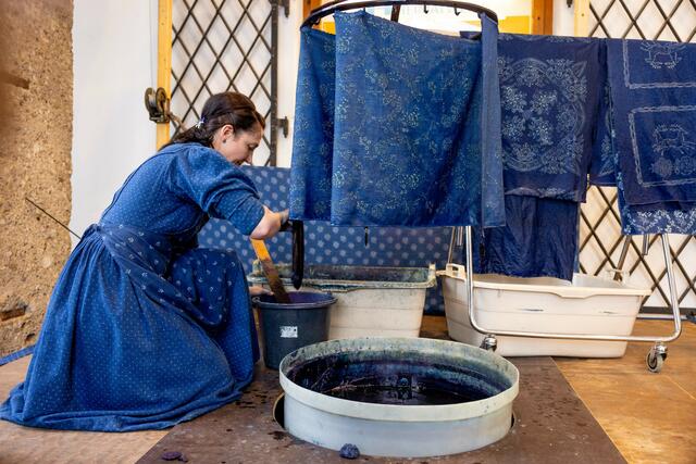 Swetlana Becker beim Färben der Stoffe mit dem intensiven Indigo-Blau. | Foto: Salzburger Heimatwerk