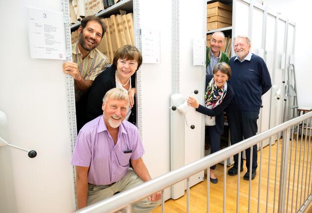 Der Fototermin zwischen den geschichtsträchtigen Regalen machte allen viel Spaß: Robert Krickl (l.h.), Gertrud Mailling, Manfred Car (l.v.), Kulturreferentin gf GRätin Renate Feiks, Bürgermeister Andreas Linhart und Guido Radschiner (r.).  | Foto: Gemeinde Brunn/Johanna Hoblik