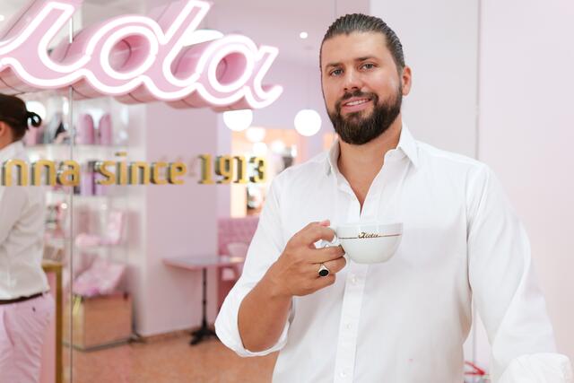 Dominik Prousek führt gemeinsam mit seiner Familie bereits in dritter Generation das Traditionscafé "Aida". | Foto: M. Spitzauer