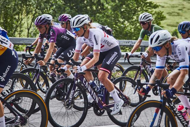 Carina Schrempf, hier im weißen Trikot ihres Teams Fenix-Deceuninck, wurde nun aufgrund ihrer herausragenden Leistungen im Radsport von ihrer Heimatgemeinde Mitterberg-Sankt Martin geehrt. | Foto: Facepeeters