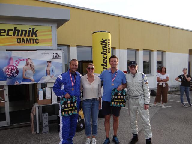 Gratulationen von Barbara Weißeisen-Halwax und Dietmar Posteiner (r.) für das drittplazierte Team. 