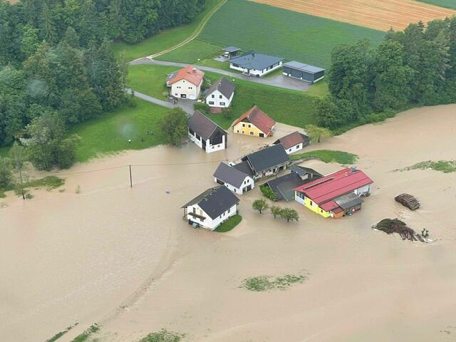 Am stärksten betroffen vom heurigen Unwettersommer war der Bezirk Völkermarkt mit den Gemeinden St. Kanzian, Eberndorf und Völkermarkt. Im Bild: Großräumige Überschwemmung in der Gemeinde Gallizien in Unterkärnten.  | Foto: BFKD Völkermarkt