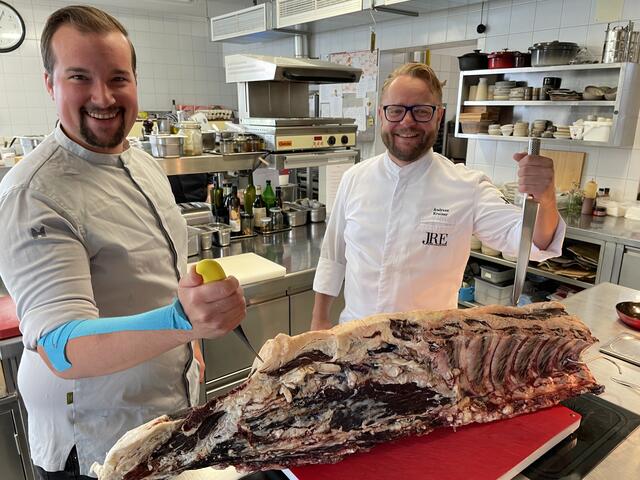 Harry Schweiger und Andreas Krainer in der Küche vom Hotel-Restaurant Krainer in Langenwang mit einem "kleinen" Stück Dry Aged Beef. | Foto: Koidl