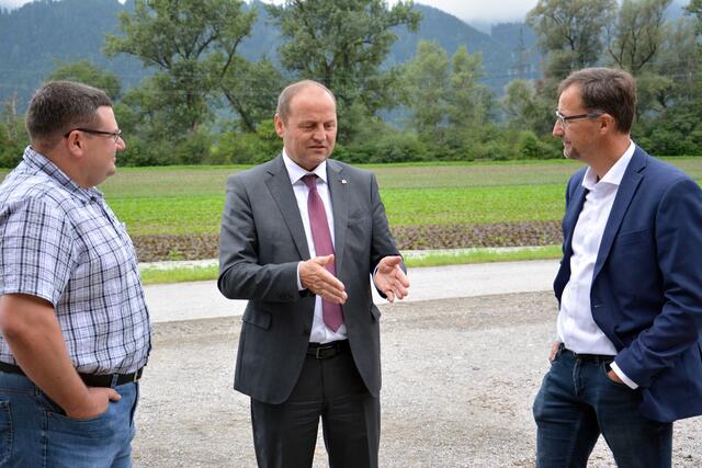 Landwirtschaftsreferent LHStv Josef Geisler im Gespräch mit Thomas Danzl, Geschäftsführer des Landeskulturfonds (rechts) und Georg Kapferer vom "Kapfererhof". | Foto: © Land Tirol/Sax