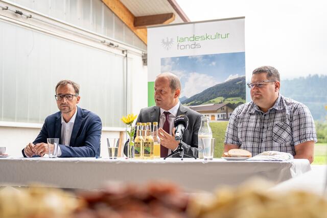 Die Gesprächsteilnehmer erläuterten im Rahmen des Medientermins die Tätigkeiten des Landeskulturfonds, die Bedeutung einer breiten Aufstellung in der Landwirtschaft und Berichte aus der Praxis. | Foto: © Land Tirol/Christanell