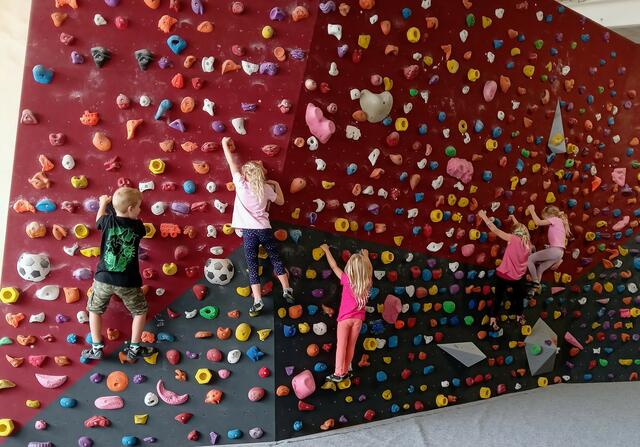 Teilnehmerinnen und Teilnehmer an einer der Kletterwände im Boulderpoint Leoben. | Foto: Jasmine Scheiber