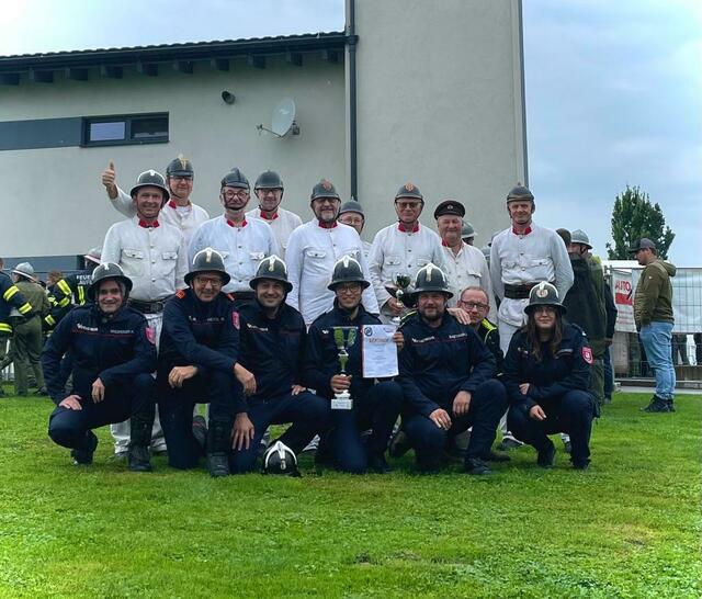 Die FF Katzenberg auf einem Gruppenfoto mit der FF St. Martin. | Foto: FF Katzenberg
